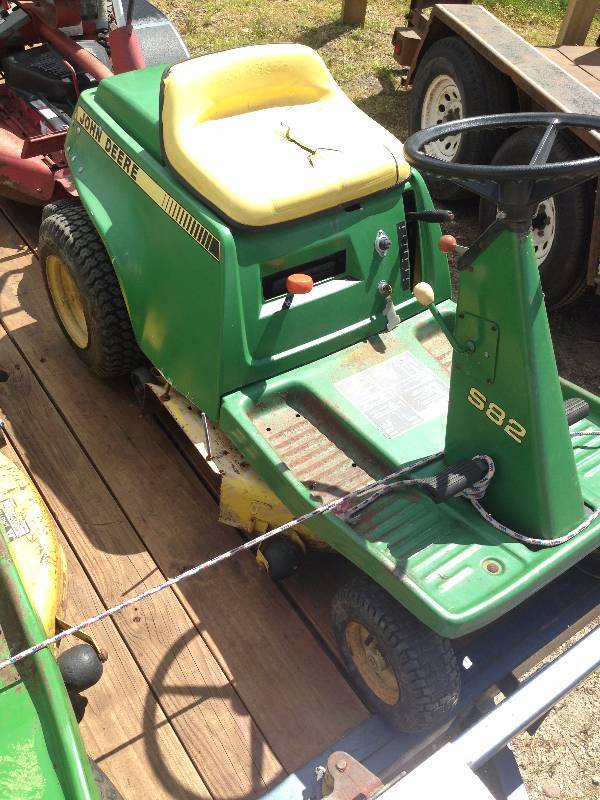 John Deere S82 Riding Mower