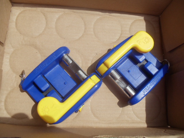 lot 10 image: Car seat Tighteners