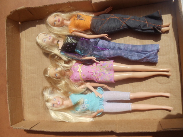 lot 11 image: Barbies