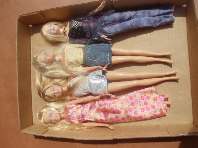 lot 12 image: Barbies
