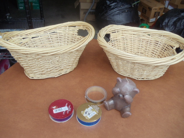lot 37 image: Baskets, Ribbon, Candle