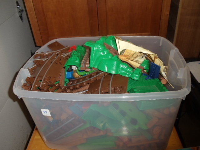 lot 82 image: Lincoln Logs and Train Set