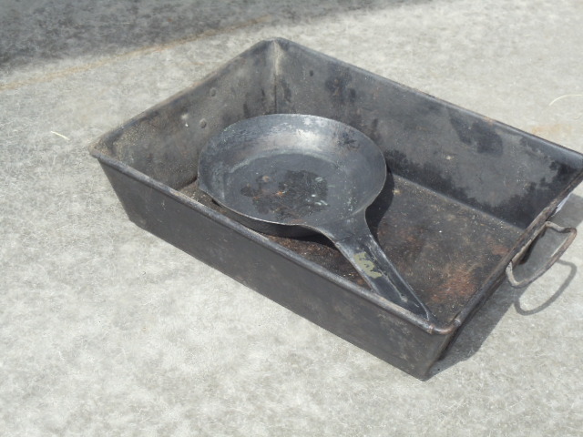 lot 120 image: Metal mini skillet and pan