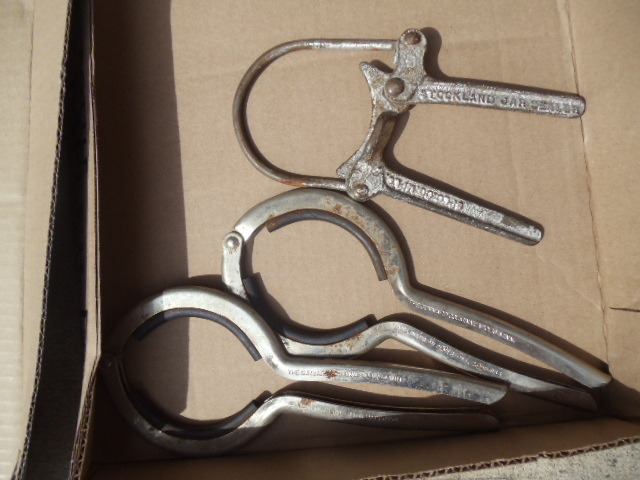 lot 126 image: Jar opener