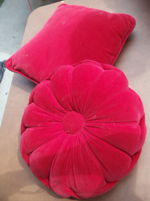 lot 135 image: Throw Pillows