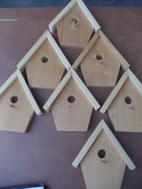 lot 172 image: Birdhouse Wall Dcor