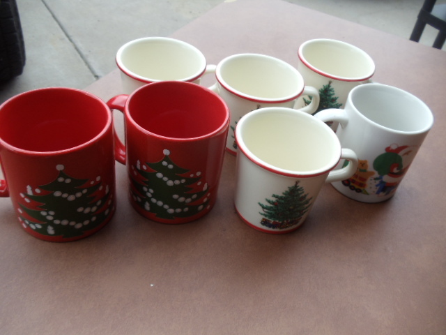 lot 174 image: Christmas Mugs