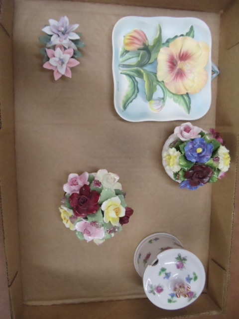 lot 211 image: Flower Dcor