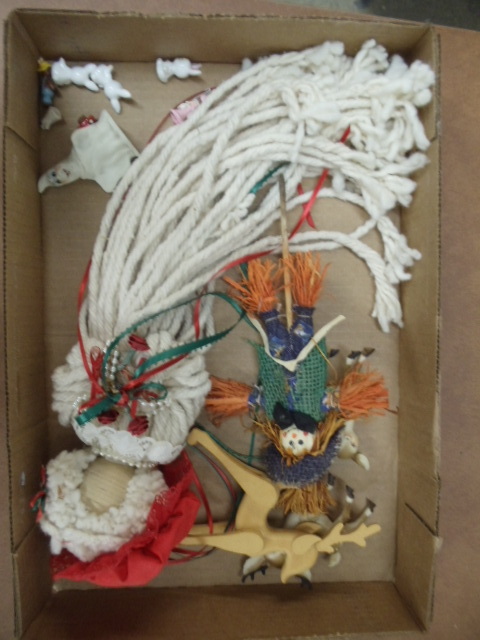 lot 251 image: Christmas Items