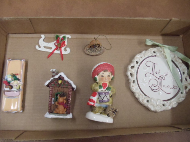 lot 263 image: WinterChristmas Items