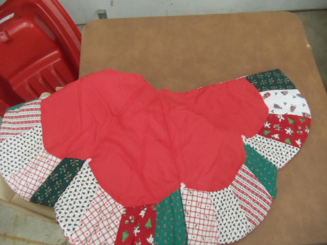 lot 271 image: Tree Skirt
