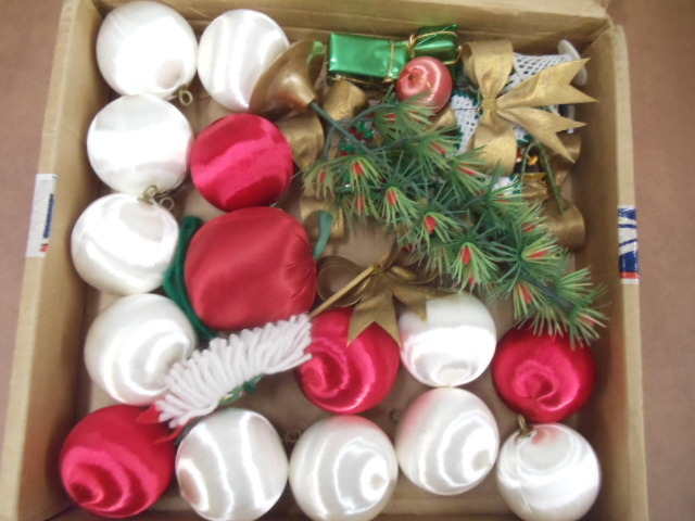 lot 272 image: Vintage Christmas Balls