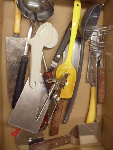 lot 290 image: Utensils