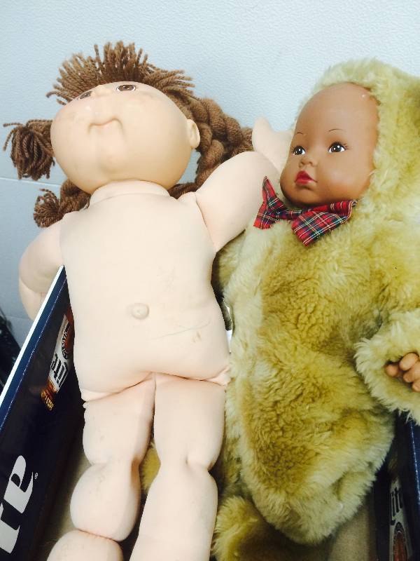 lot 3 image: Dolls