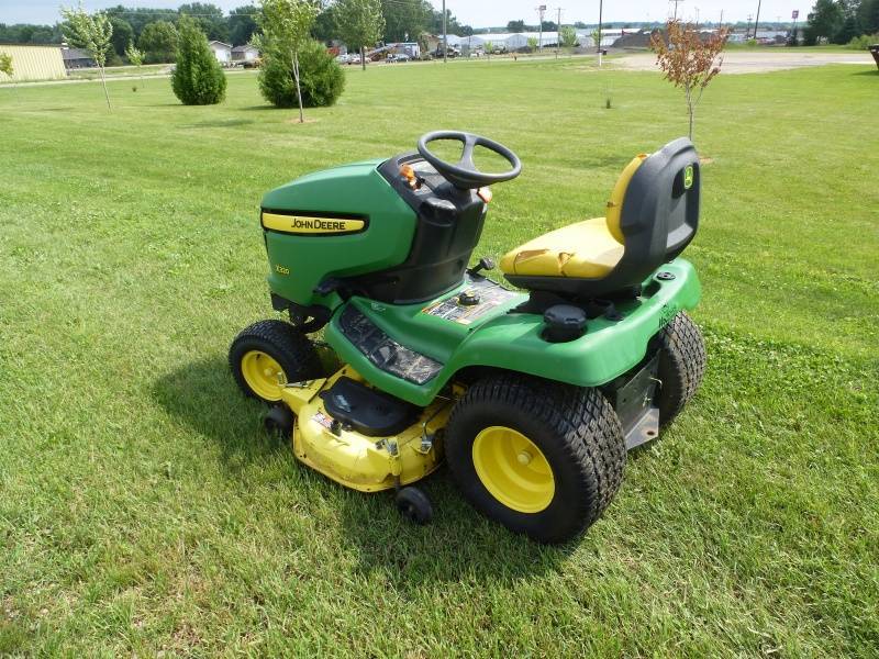 John Deere X320 Lawn Tractor