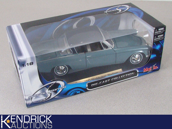 lot 32 image: NIB 118 Maisto 1953 Studebaker Starliner