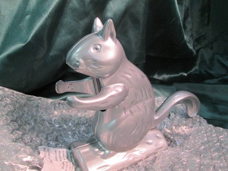 Silvery Painting Squirrel Nutcracke...