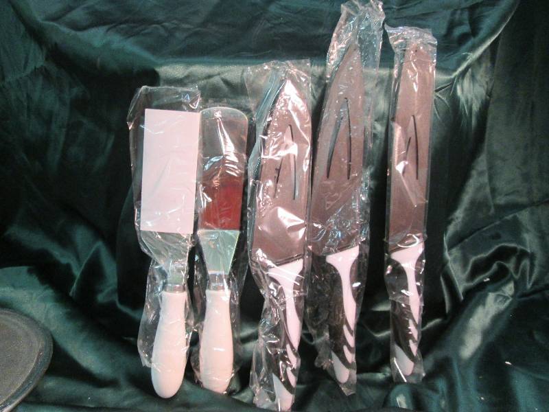 3 Non Stick Knives w 2 White Handl...