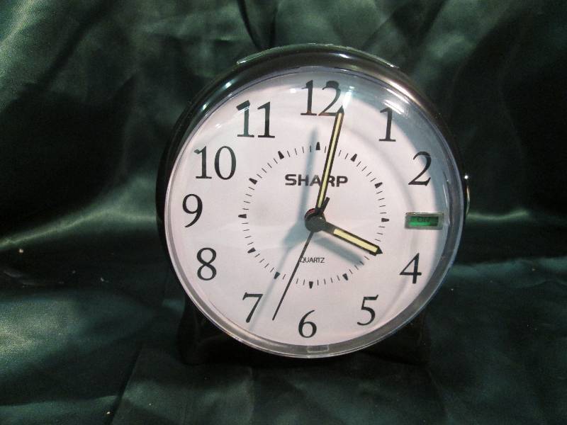 Black Sharp Quarz Alarm Clock...
