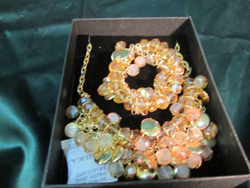 New Jewelry Necklace & Bracalet Set...