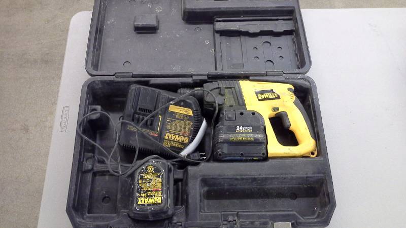 lot 47 image: Dewalt Cordless Hammer Drill (Tested and Works) (1)