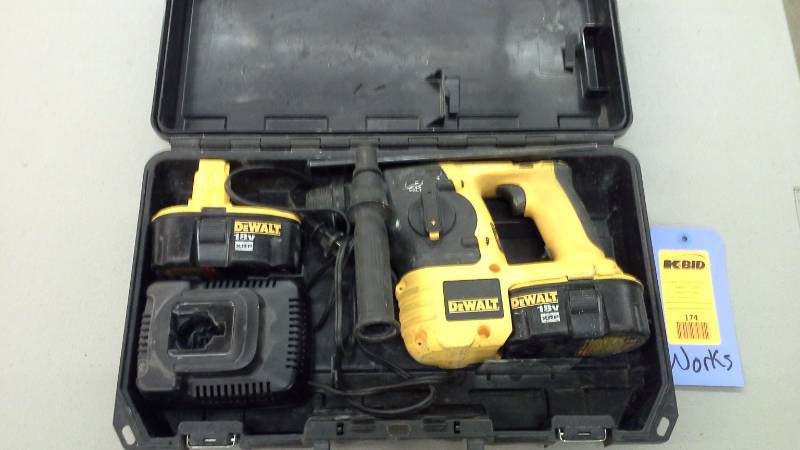 lot 174 image: Dewalt Cordless Hammer Drill (Tested and Works) (1)