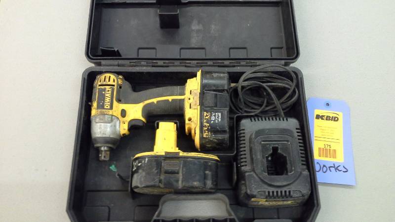 lot 175 image: Dewalt Cordless Drill Set (Tested and Works) (1)