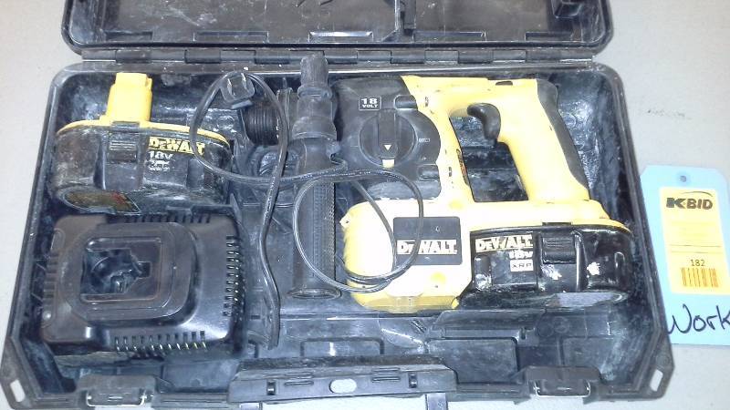 lot 182 image: Dewalt Cordless Hammer Drill (Tested and Works) (1)