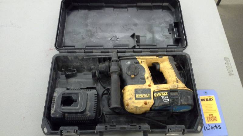 lot 200 image: Dewalt Cordless Hammer Drill (Tested and Works) (1)