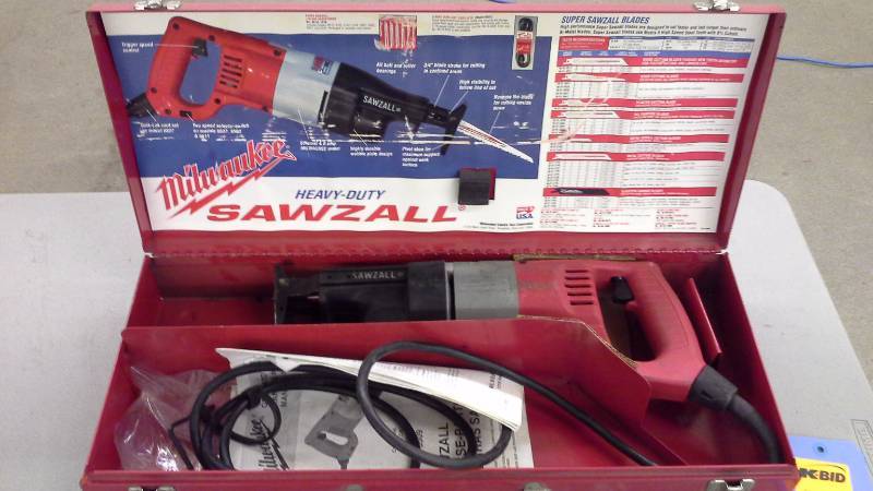 lot 206 image: Milwaukee Sawzall Reciprocating Saw (1)