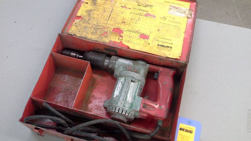 lot 243 image: Hilti TE17 Hammer Drill (1)