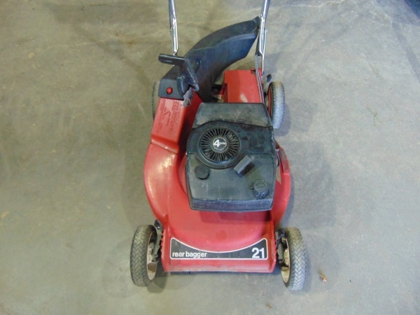 lot 5 image: 21 Toro Self Propelled Mower