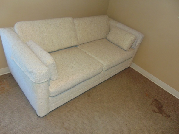 lot 8 image: Sleeper Love Seat