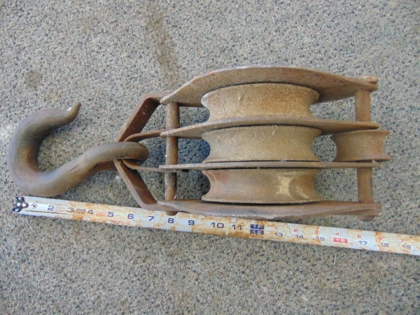 lot 21 image: Vintage Metal Pulley