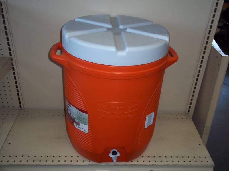 New Rubbermaid 10 gal Water Cooler