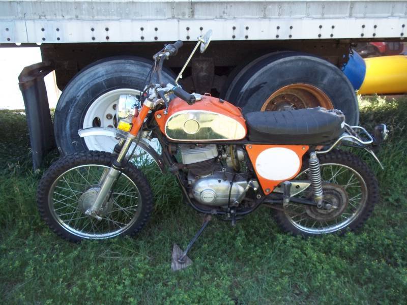 1975 Benelli 175CC Enduro motorcycle,No plate, no Odometer, Vin# LP71930, Consignor states ran good last time used, fell out of trailer on the way to auction and now is being sold as parts.