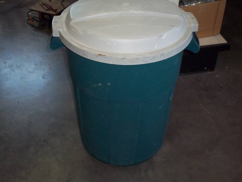 Rubbermaid 30 gallon garbage can with lid