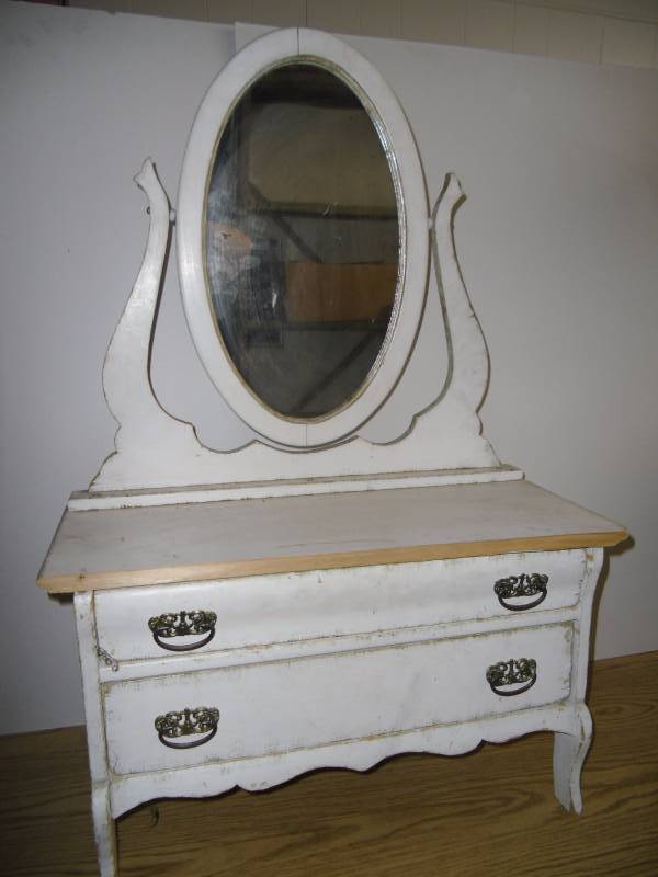 lot 22 image: Vintage Child Size Dresser with Mirror