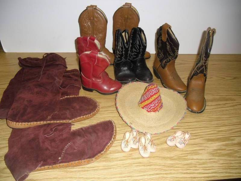 lot 33 image: Lot SW-14 Southwestern Collectioin - Child Size Cowboy Boots 