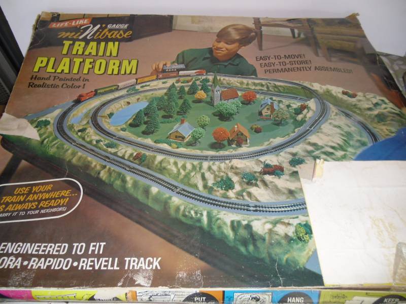 lot 35 image: Vintage LARGE Revell Train Station Platform