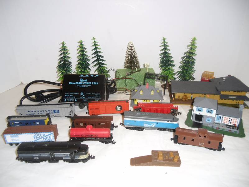 lot 37 image: Revell Micro Train N Gauge Engines, Cars, Track, Power Supply & Buidlings