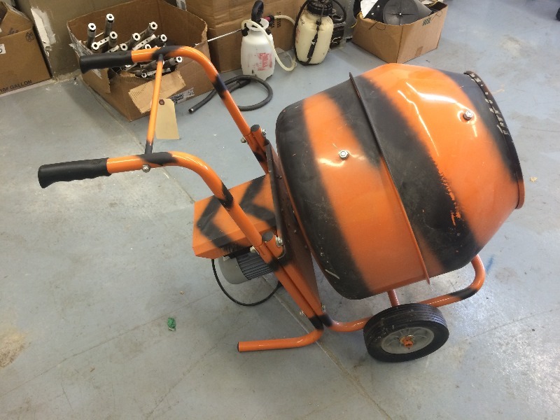 lot 5 image: Mixer 4 12 CF Used Very Little - Runs Like New