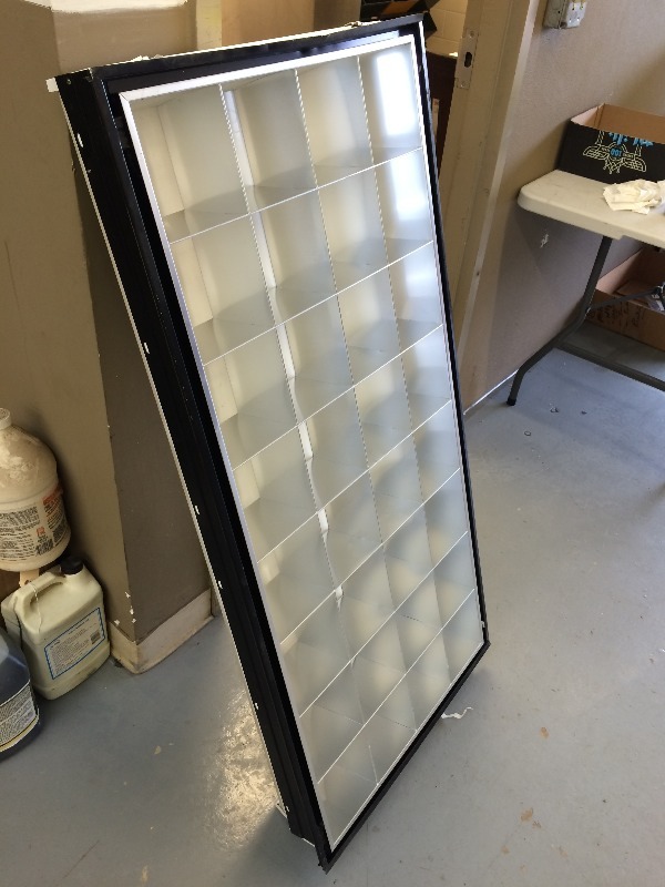lot 16 image: 4 ft x 2 ft lighting unit - 4 bulbs