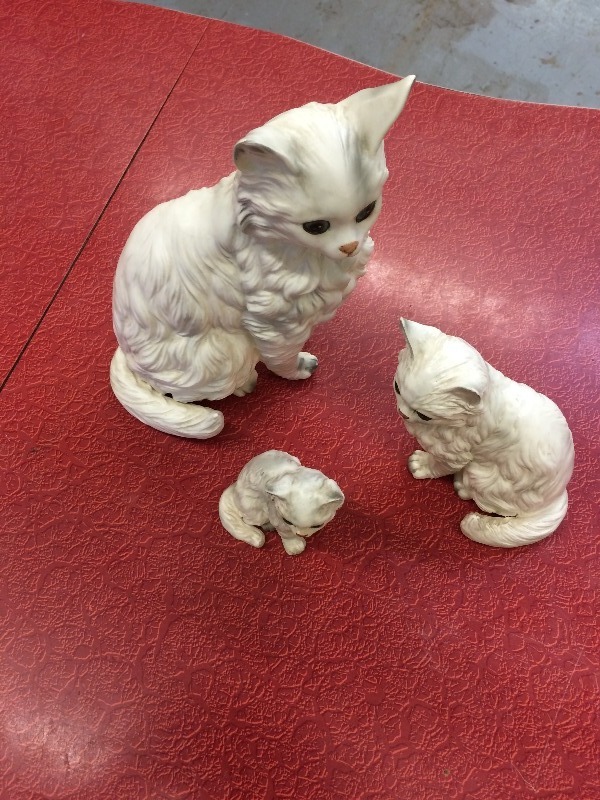 lot 42 image: vintage ceramic cats  Lot of 3