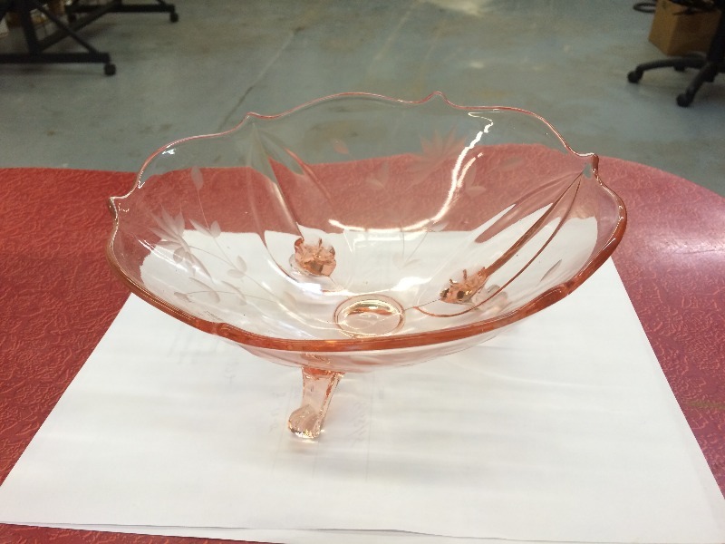 lot 43 image: Vintage Glass Bowls  Lot of 2