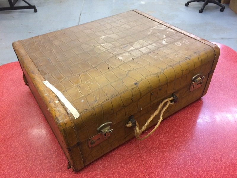 lot 48 image: Vintage suitcase  Lot of 4