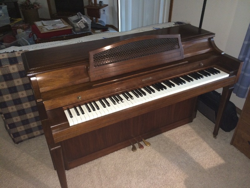Beautiful Baldwin Piano Style 950 Walnut Finish & in Excellent VISUAL