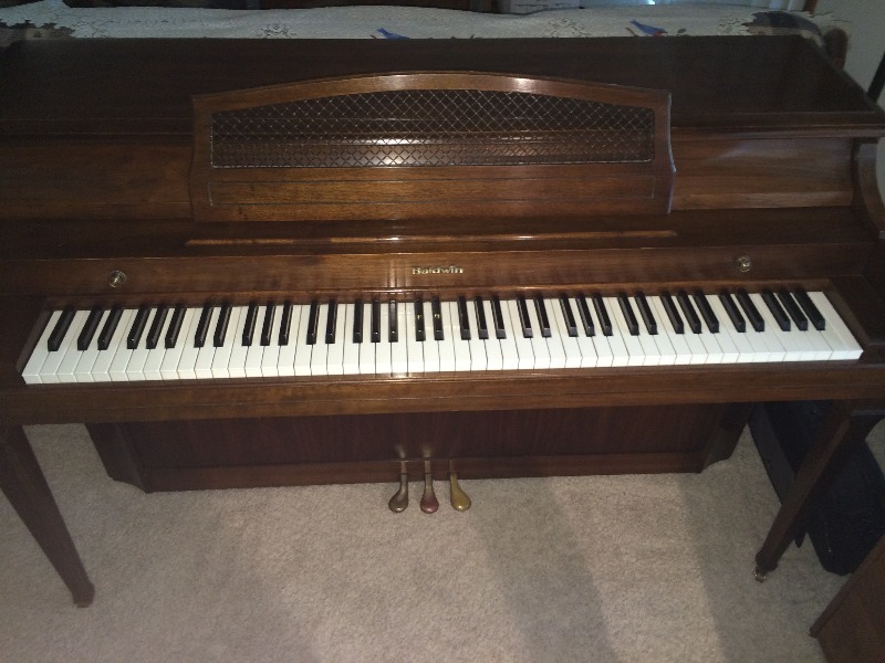 lot 70 image: Beautiful Baldwin Piano  Style 950  Walnut Finish & in Excellent VISUAL & PLAYING Condition