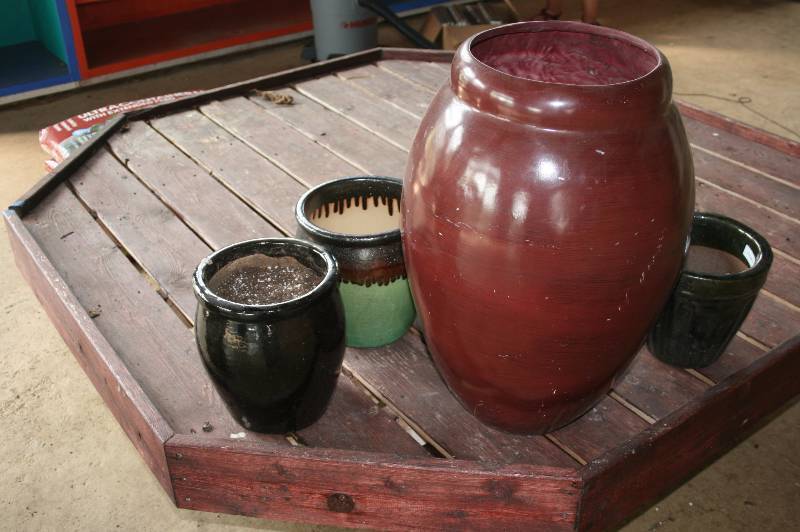 4 assorted pots