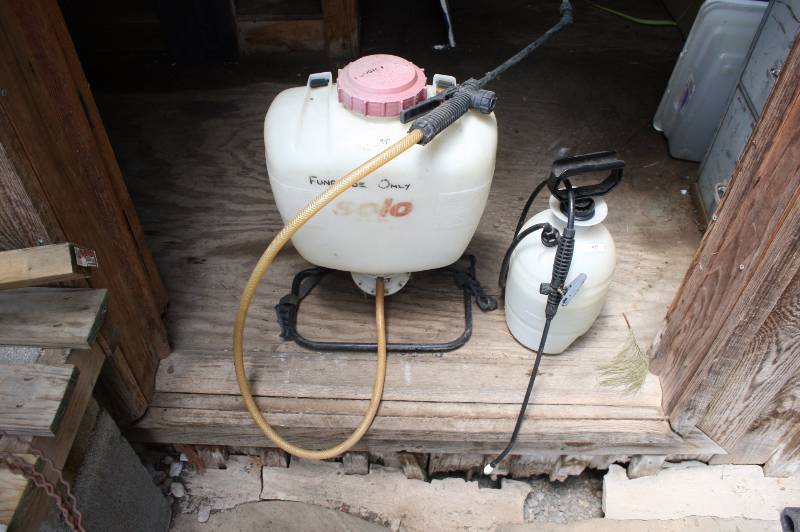 Lot of 2 sprayers
